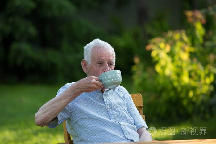 在花园里喝茶的老人